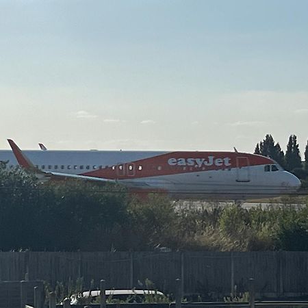 Southend Airport Bed & Breakfast 罗奇福德 外观 照片
