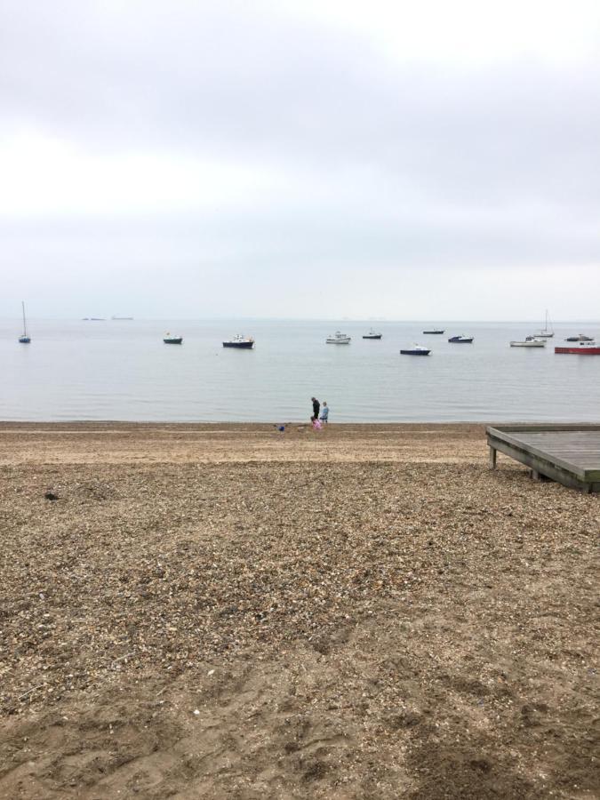 Southend Airport Bed & Breakfast 罗奇福德 外观 照片
