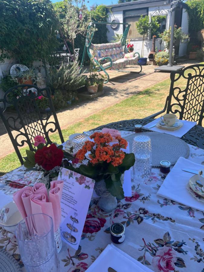Southend Airport Bed & Breakfast 罗奇福德 外观 照片