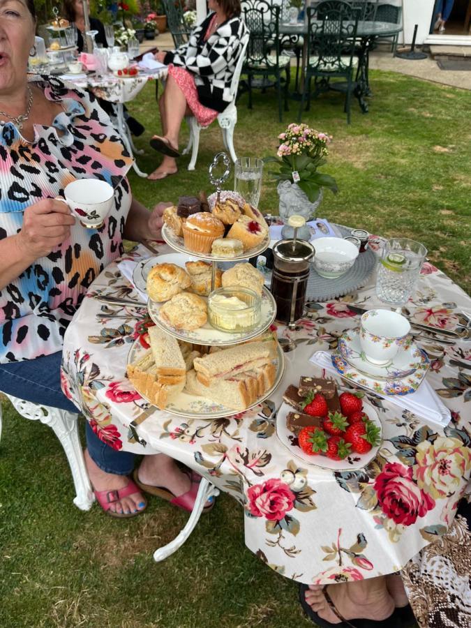 Southend Airport Bed & Breakfast 罗奇福德 外观 照片