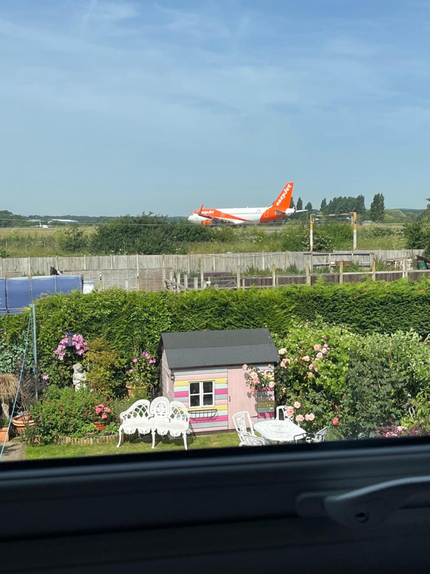 Southend Airport Bed & Breakfast 罗奇福德 外观 照片