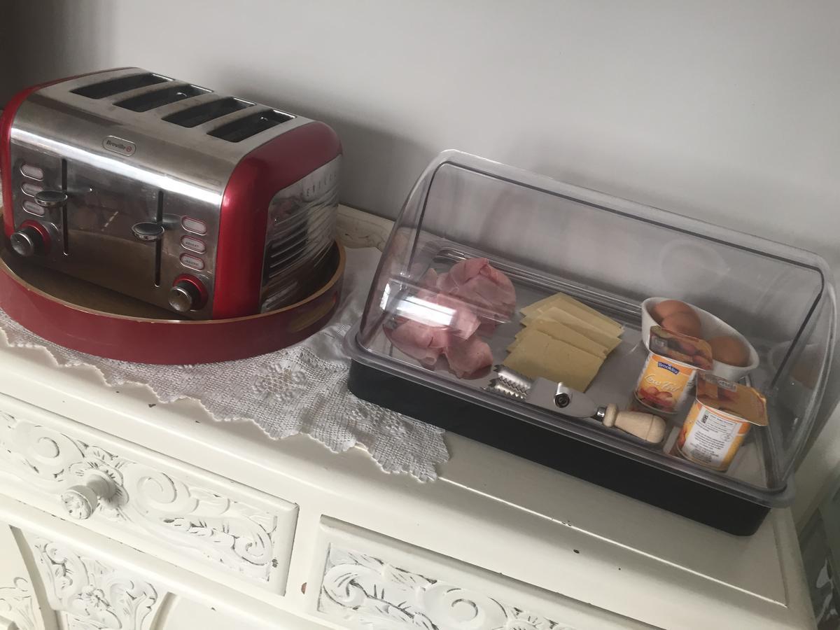Southend Airport Bed & Breakfast 罗奇福德 外观 照片